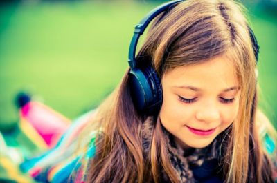 la musica perfecta para iniciar al niño en el ingles - superfriends